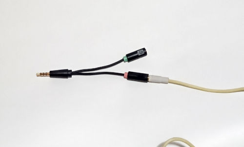 オーディオ変換ケーブルのマイクジャックにオーディオケーブルを接続